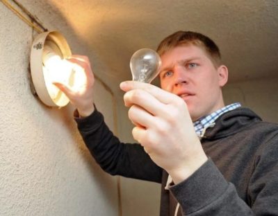 кто меняет лампочки в подъездах многоквартирных домов
